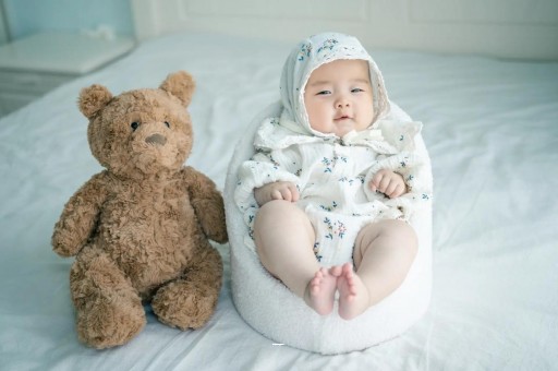 国内两个月供卵代生双胞胎喜欢竖着抱